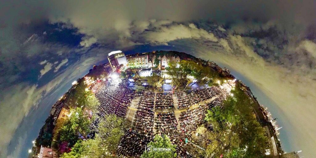 בצל המצב הביטחוני: רבבת חסידי חב"ד בעצרת תפילה