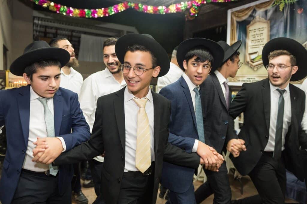 רבני קהילות, אישי ציבור ותלמידים עלו לסוכת הגר"י הללויה