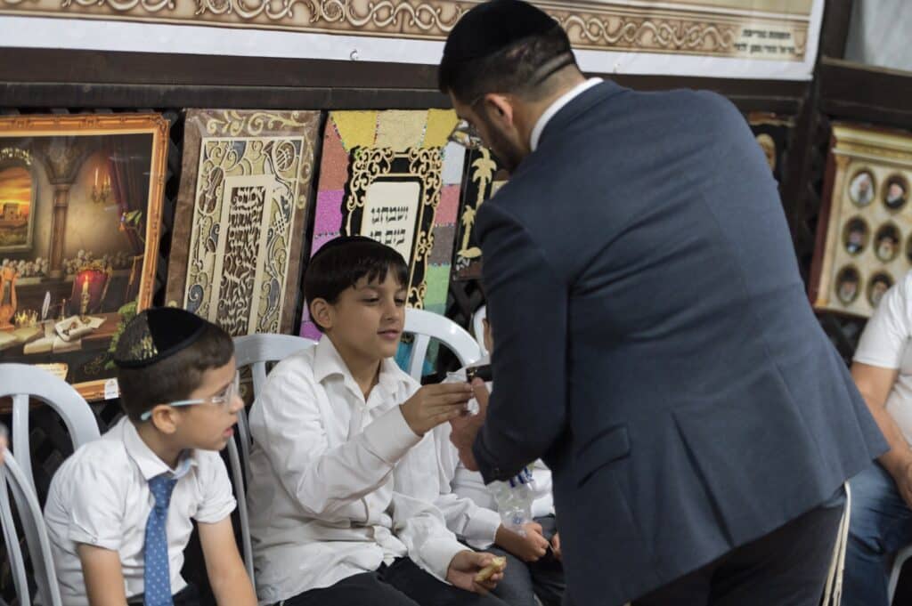 רבני קהילות, אישי ציבור ותלמידים עלו לסוכת הגר"י הללויה