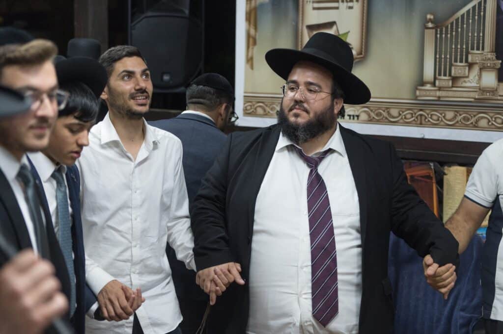 רבני קהילות, אישי ציבור ותלמידים עלו לסוכת הגר"י הללויה