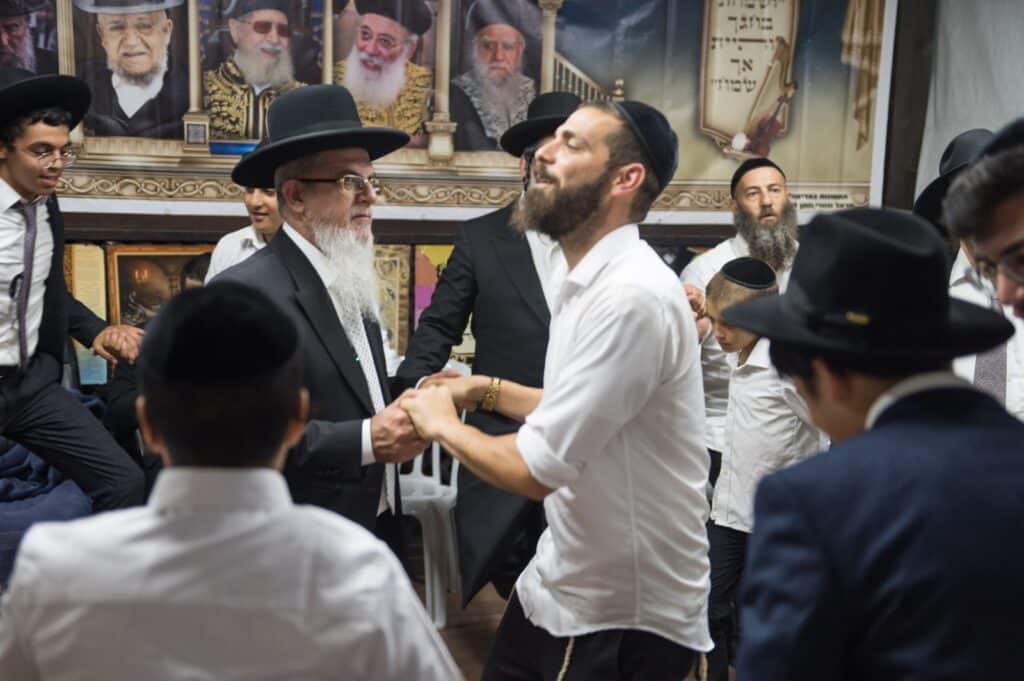 רבני קהילות, אישי ציבור ותלמידים עלו לסוכת הגר"י הללויה