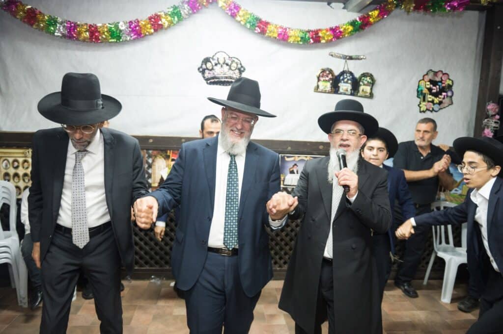 רבני קהילות, אישי ציבור ותלמידים עלו לסוכת הגר"י הללויה