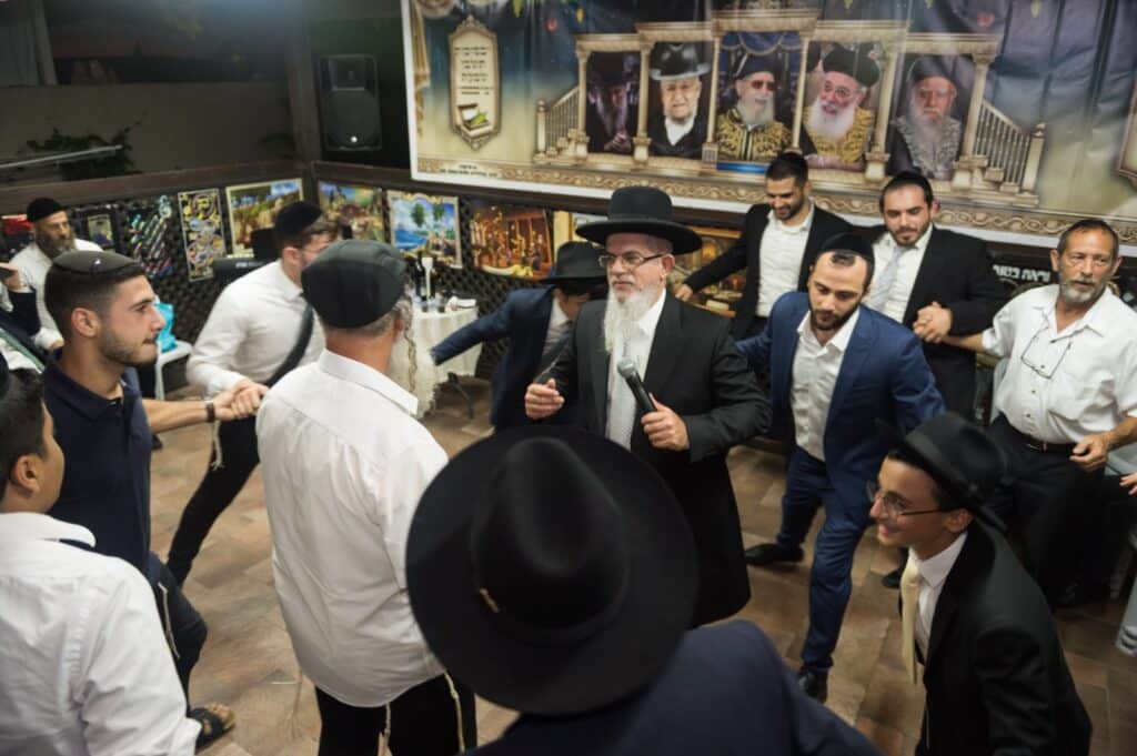 רבני קהילות, אישי ציבור ותלמידים עלו לסוכת הגר"י הללויה