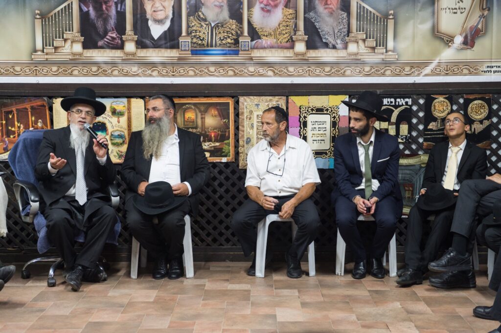 רבני קהילות, אישי ציבור ותלמידים עלו לסוכת הגר"י הללויה