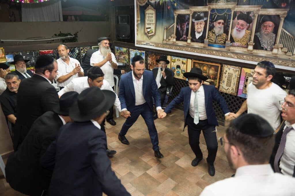 רבני קהילות, אישי ציבור ותלמידים עלו לסוכת הגר"י הללויה