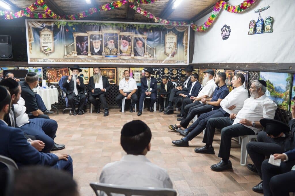 רבני קהילות, אישי ציבור ותלמידים עלו לסוכת הגר"י הללויה