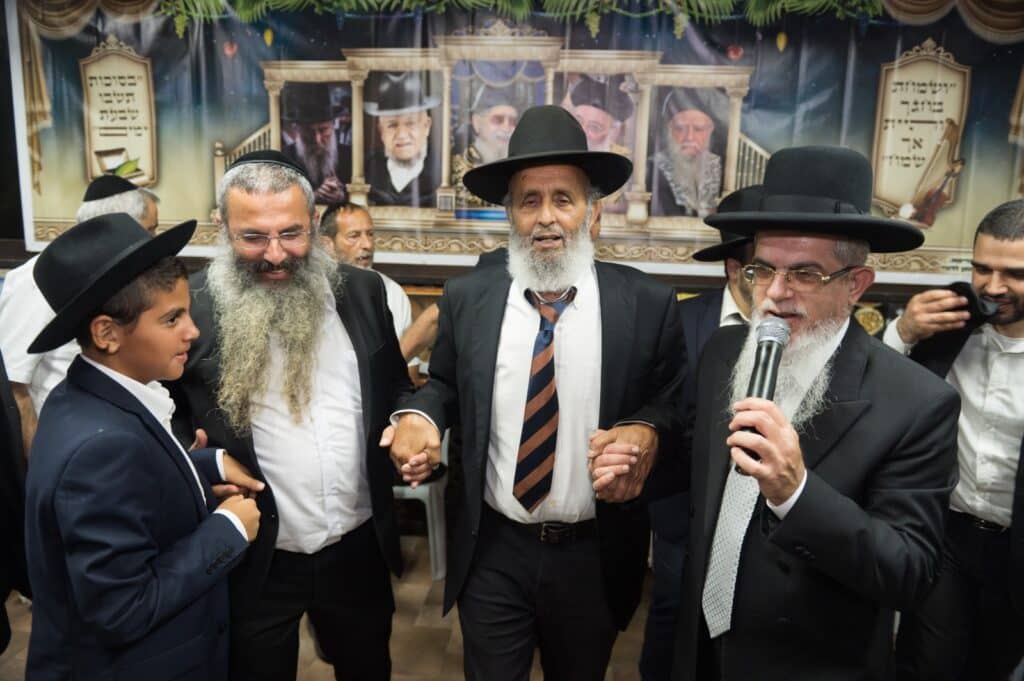 רבני קהילות, אישי ציבור ותלמידים עלו לסוכת הגר"י הללויה