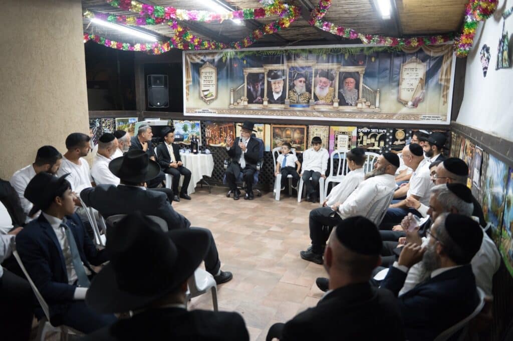 רבני קהילות, אישי ציבור ותלמידים עלו לסוכת הגר"י הללויה