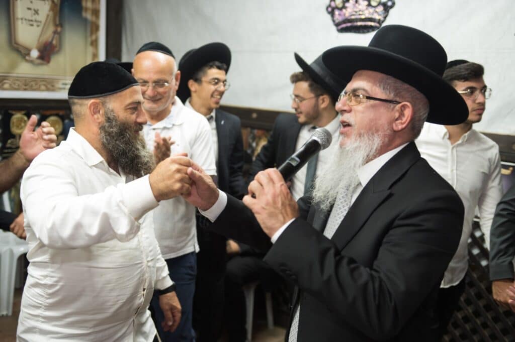 רבני קהילות, אישי ציבור ותלמידים עלו לסוכת הגר"י הללויה