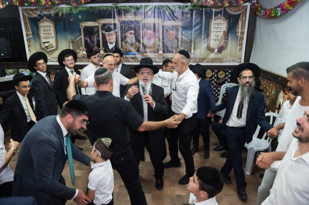 רבני קהילות, אישי ציבור ותלמידים עלו לסוכת הגר"י הללויה