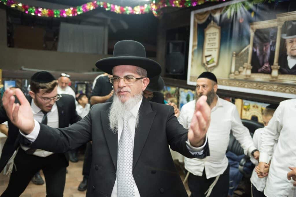 רבני קהילות, אישי ציבור ותלמידים עלו לסוכת הגר"י הללויה