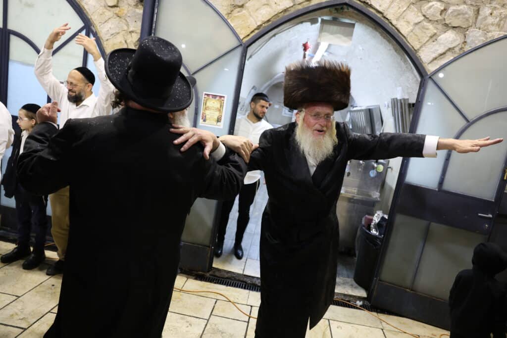 אבוקות של אור: בחצר הרשב"י חגגו את שמחת בית השואבה