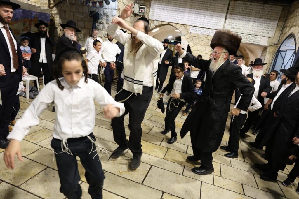 אבוקות של אור: בחצר הרשב"י חגגו את שמחת בית השואבה