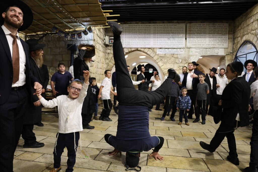 אבוקות של אור: בחצר הרשב"י חגגו את שמחת בית השואבה