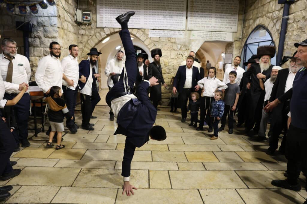 אבוקות של אור: בחצר הרשב"י חגגו את שמחת בית השואבה