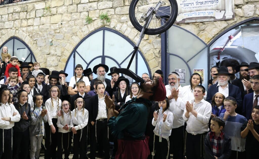 אבוקות של אור: בחצר הרשב"י חגגו את שמחת בית השואבה