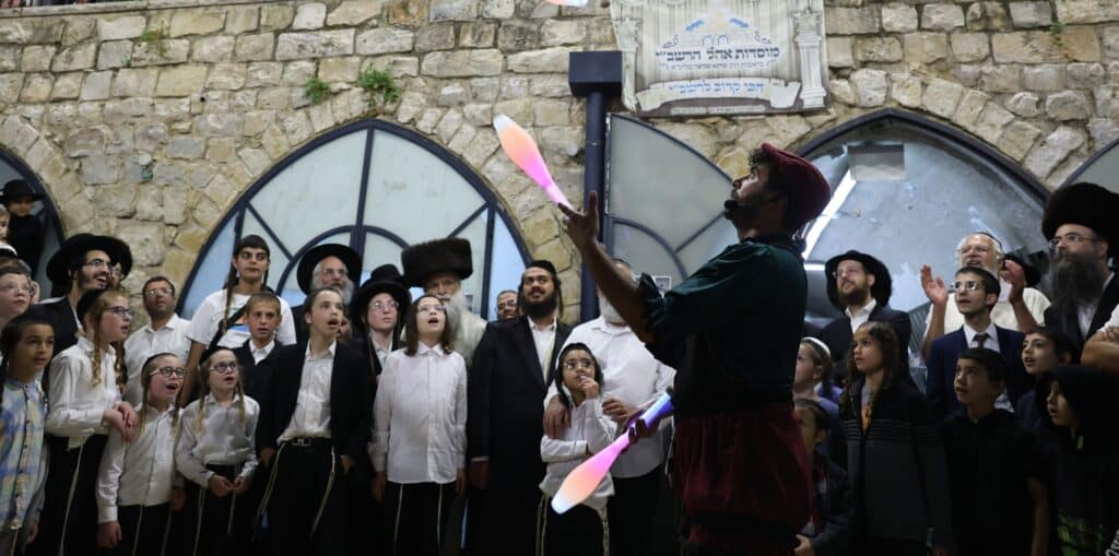 אבוקות של אור: בחצר הרשב"י חגגו את שמחת בית השואבה