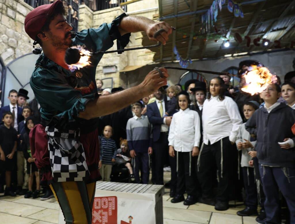 אבוקות של אור: בחצר הרשב"י חגגו את שמחת בית השואבה