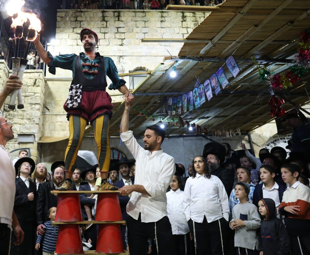 אבוקות של אור: בחצר הרשב"י חגגו את שמחת בית השואבה