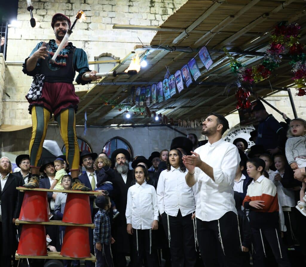 אבוקות של אור: בחצר הרשב"י חגגו את שמחת בית השואבה