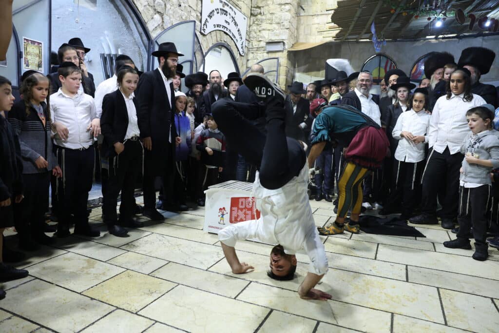 אבוקות של אור: בחצר הרשב"י חגגו את שמחת בית השואבה