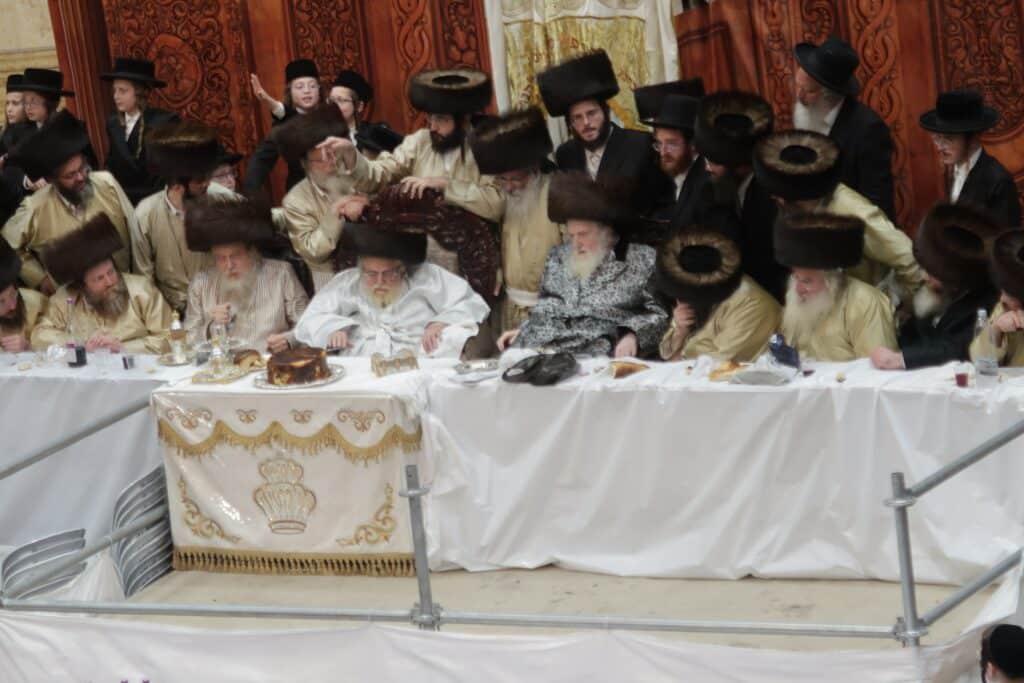 כי גדול בקרבך: אלפי חסידי תולדות קיבלו את הראב"ד