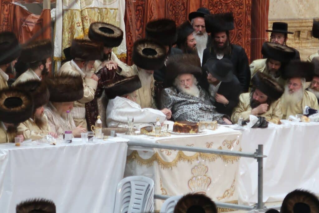 כי גדול בקרבך: אלפי חסידי תולדות קיבלו את הראב"ד