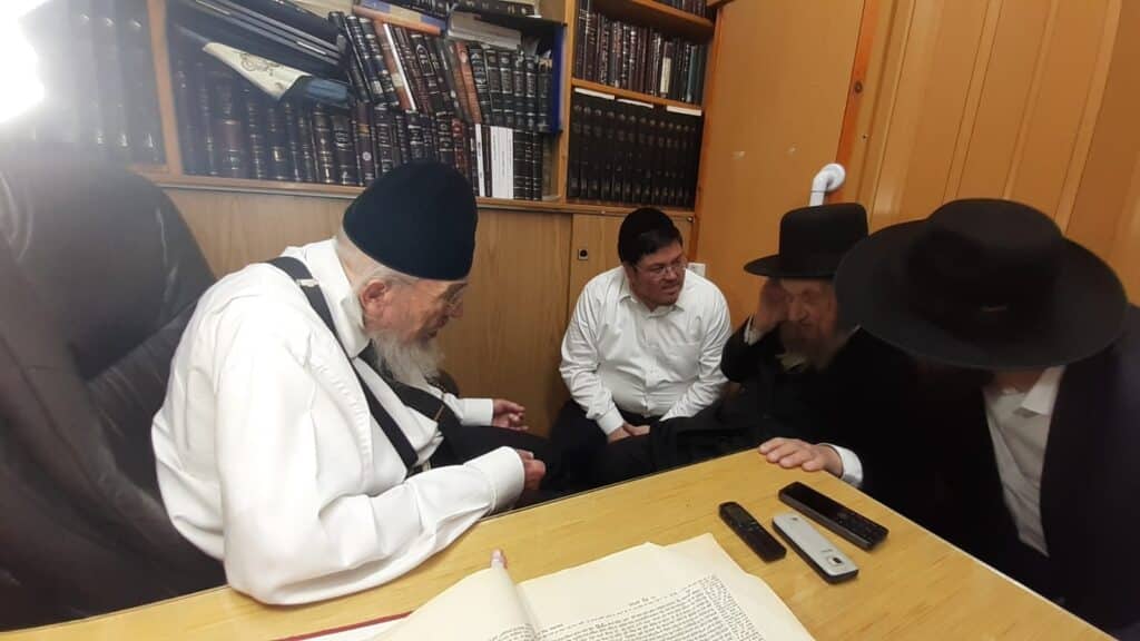 ימים לפני האשפוז: הגרמ"ב אזרחי זצוק"ל והגר"ד לנדו שליט"א