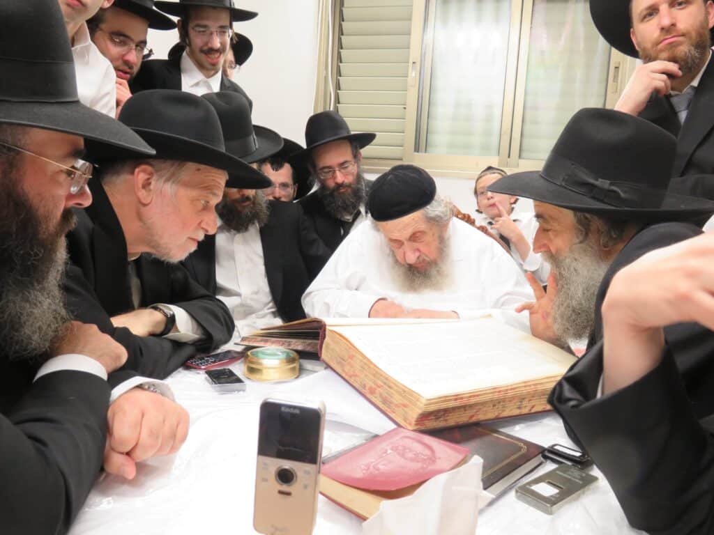 היום הראשון של הקבלת פני רבו בבית הגר"ד לנדו