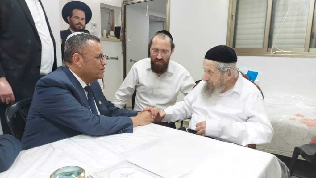 היום הראשון של הקבלת פני רבו בבית הגר"ד לנדו