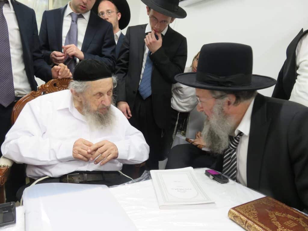 היום הראשון של הקבלת פני רבו בבית הגר"ד לנדו