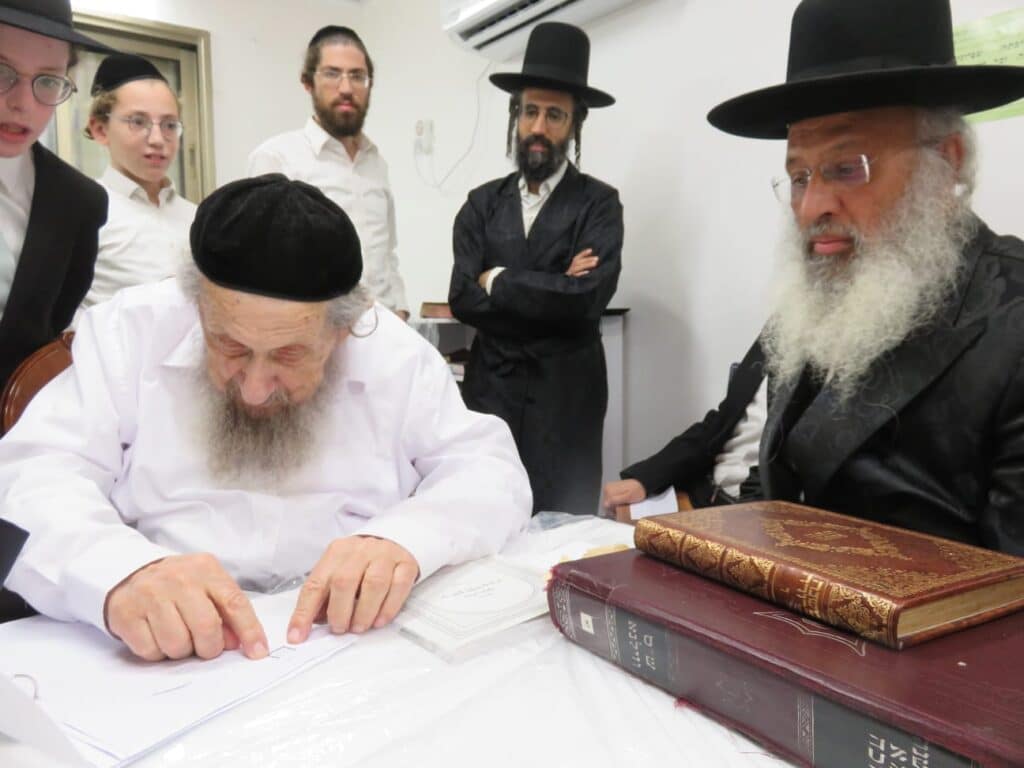 היום הראשון של הקבלת פני רבו בבית הגר"ד לנדו