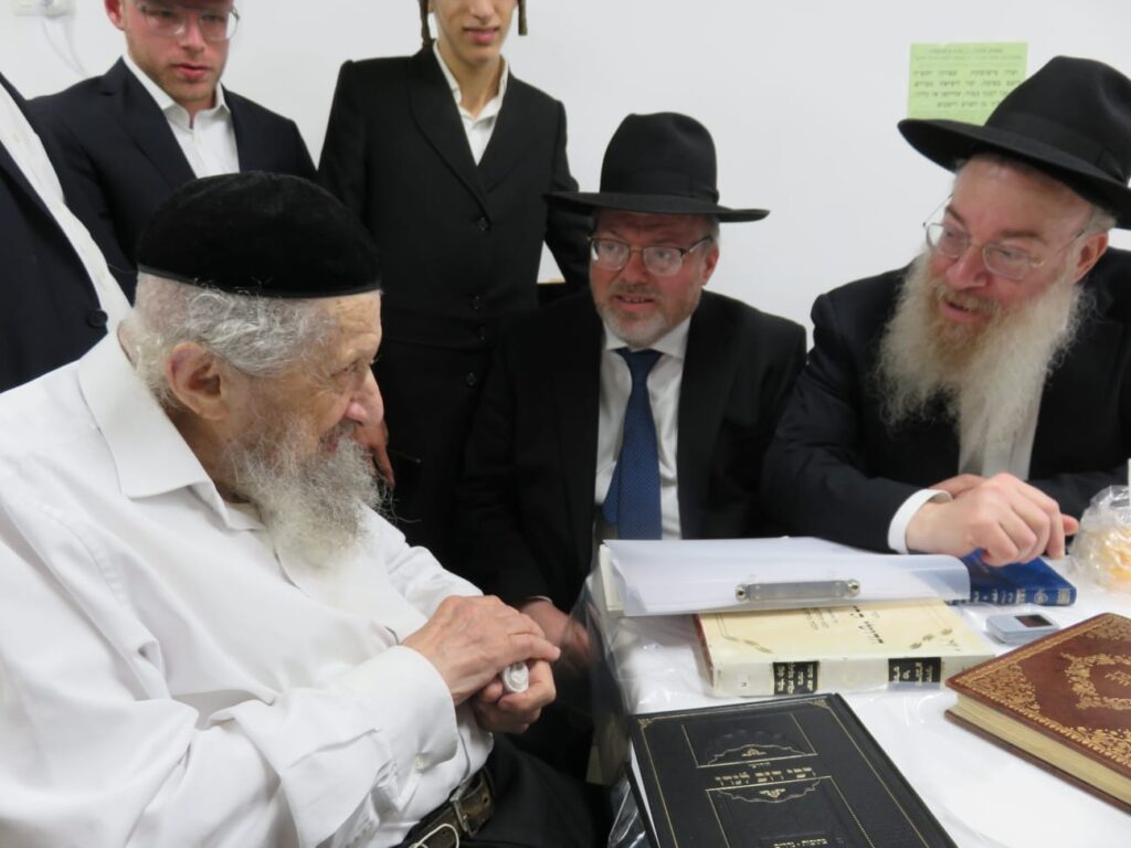 היום הראשון של הקבלת פני רבו בבית הגר"ד לנדו