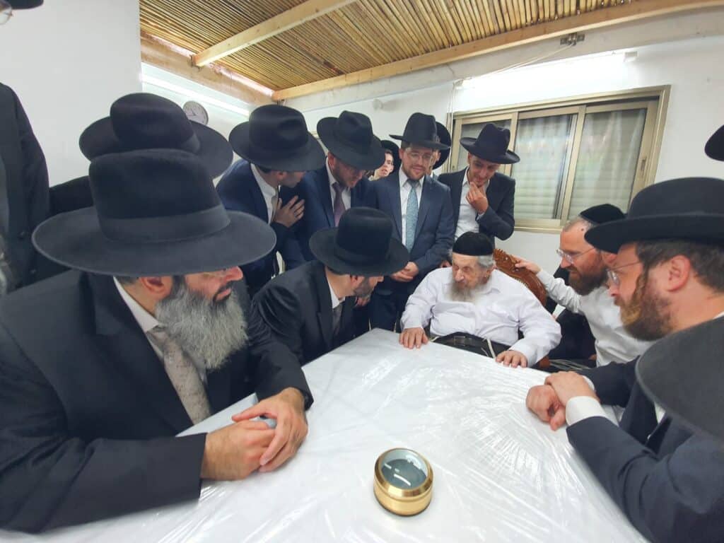 היום הראשון של הקבלת פני רבו בבית הגר"ד לנדו