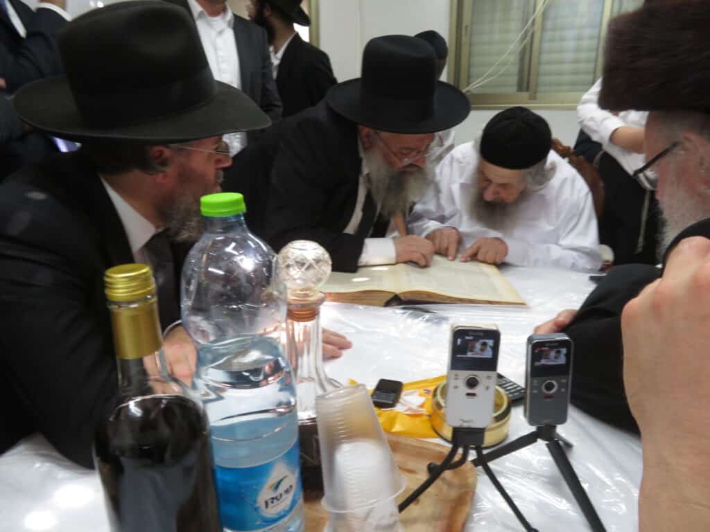 הגרמ"ב זילברברג עלה לסוכת מרן ושוחח עימו בלימוד כמחצית השעה