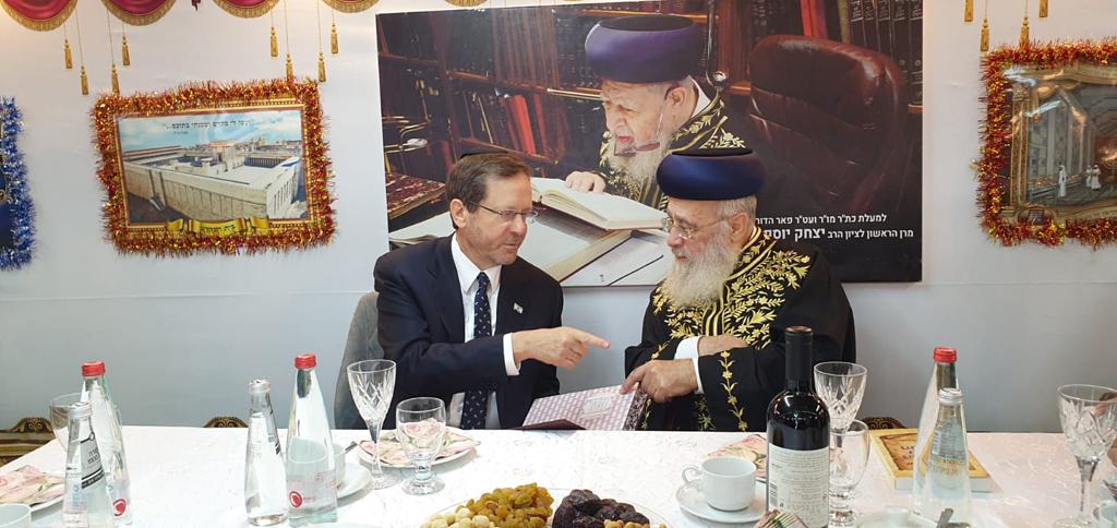 מרן הראשל"צ: הנשיא ורוב העם מכבדים את המסורת