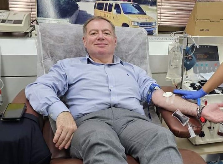 לפחות 1350 נהרגו, הושבעה ממשלת החירום עם גנץ