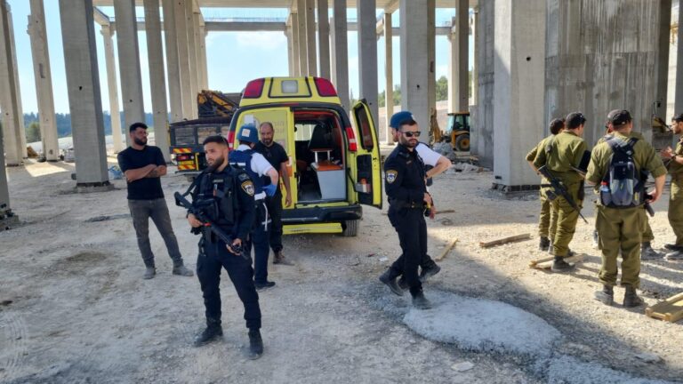 שני פועלים ערבים נפצעו מנפילת רקטה בבית שמש