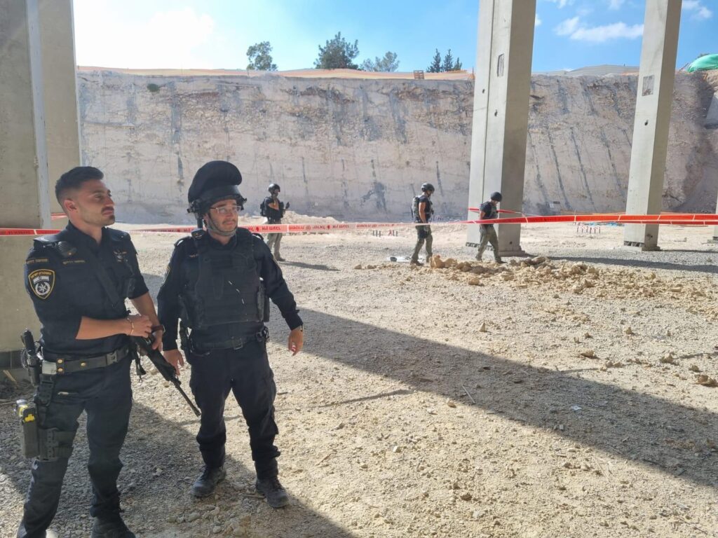 שני פועלים ערבים נפצעו מנפילת רקטה בבית שמש