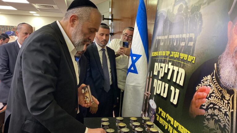 "מרן! עמוד ליד כיסא הכבוד וזעק לבורא עולם"