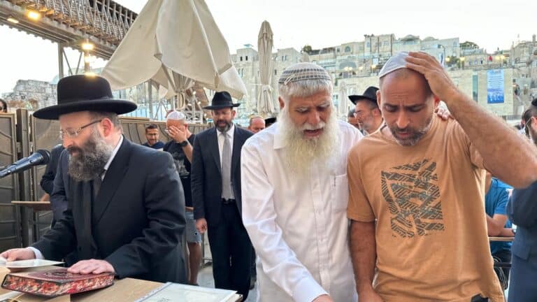 תפילה לשלום החטופים ברחבת הכותל המערבי