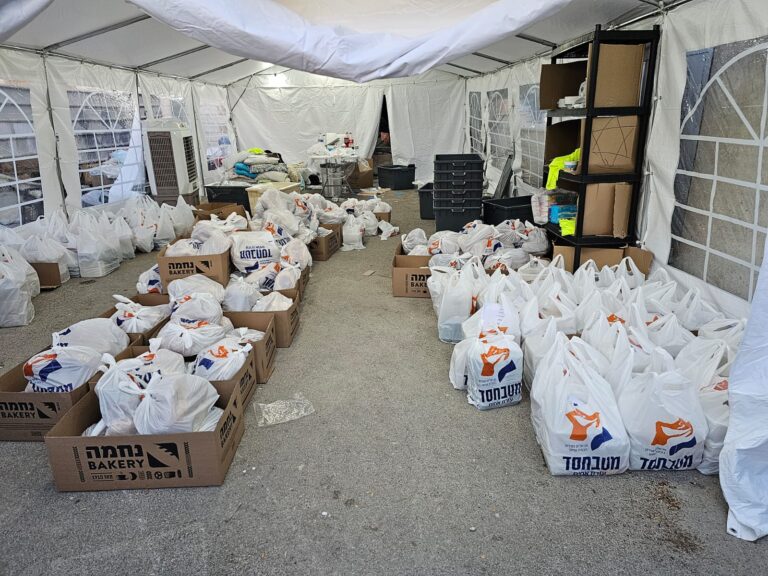 בלוך סיירה ב"עזרת אחים" ושיבחה את הסיוע בזמן המלחמה