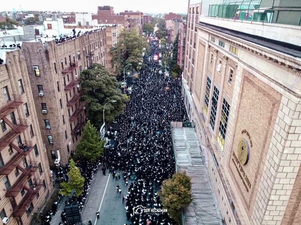 למעלה מ30,000 איש בעצרת תפילה מיוחדת בבורו פארק