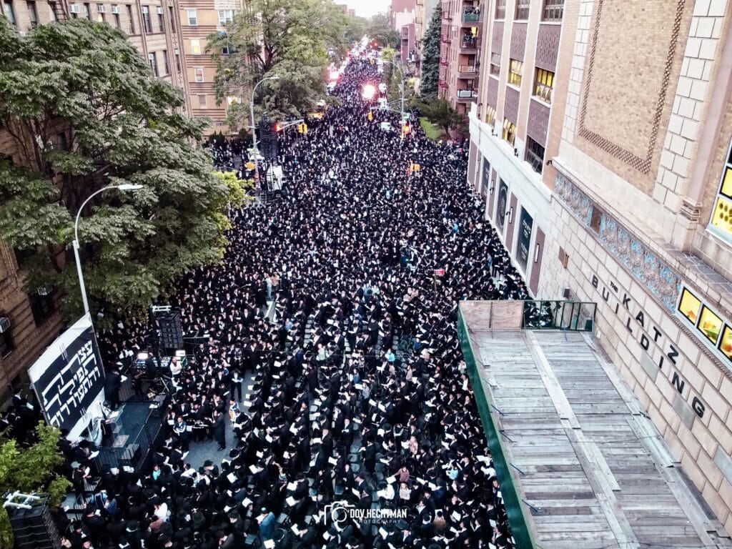 למעלה מ30,000 איש בעצרת תפילה מיוחדת בבורו פארק