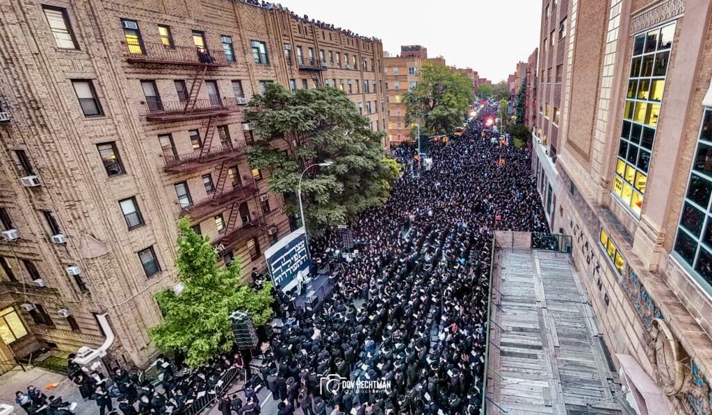 למעלה מ30,000 איש בעצרת תפילה מיוחדת בבורו פארק