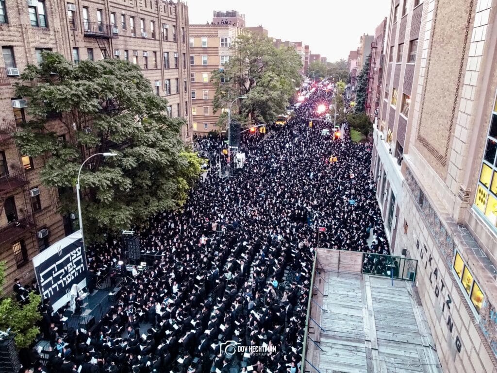 למעלה מ30,000 איש בעצרת תפילה מיוחדת בבורו פארק