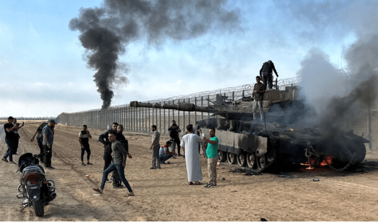 מעל 250 הרוגים, עשרות חטופים, ירי רקטי בדרום והמרכז