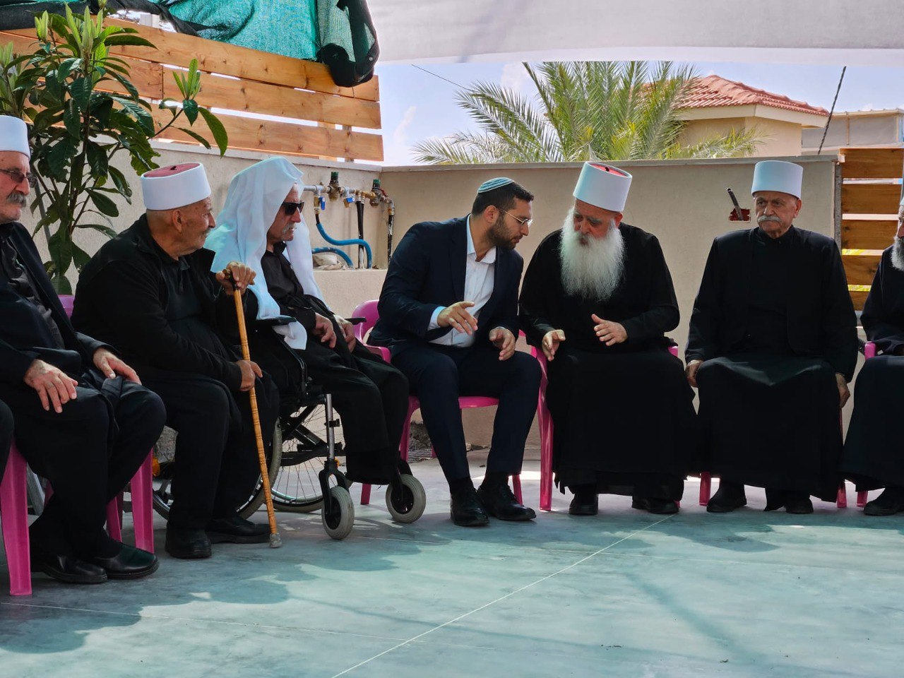 לפחות 1350 נהרגו, הושבעה ממשלת החירום עם גנץ