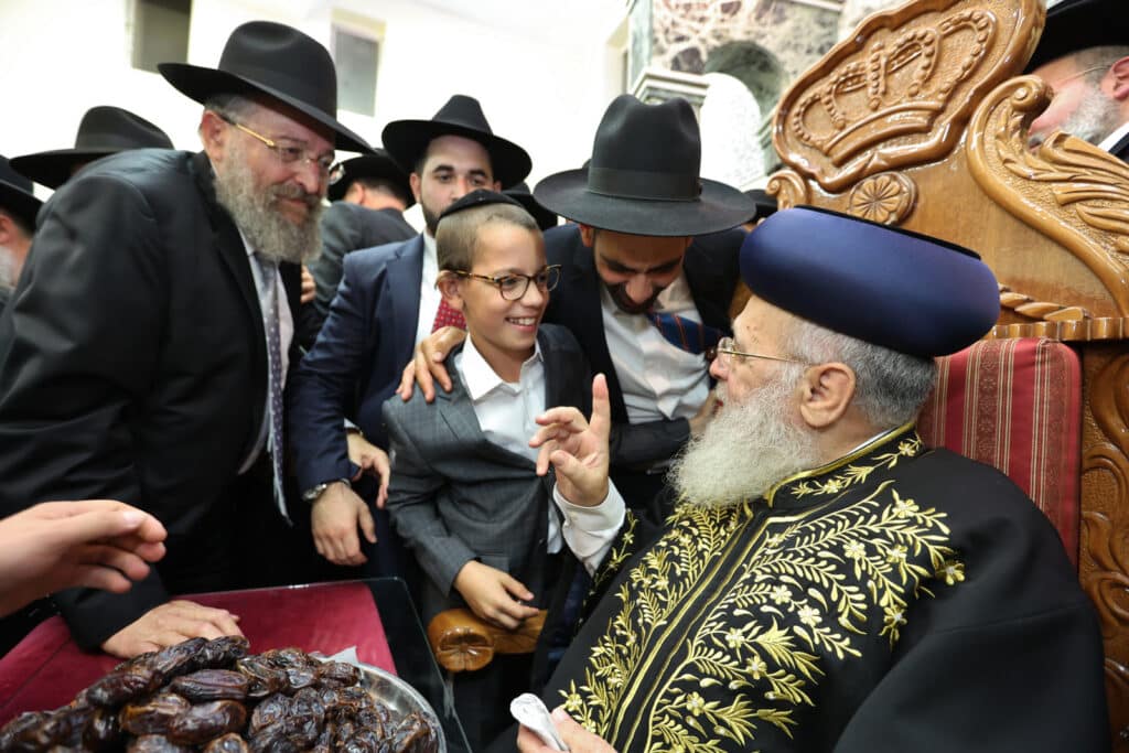 המונים במעמד הקבלת פני רבו לראשון לציון הגר"י יוסף