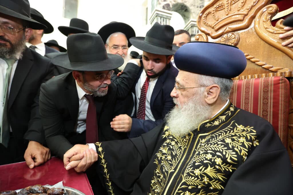 המונים במעמד הקבלת פני רבו לראשון לציון הגר"י יוסף